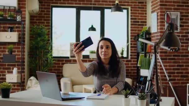Ofis Masasında Gülümserken Cep Telefonuyla Selfie Çeken Mutlu Hintli Kadın — Stok video