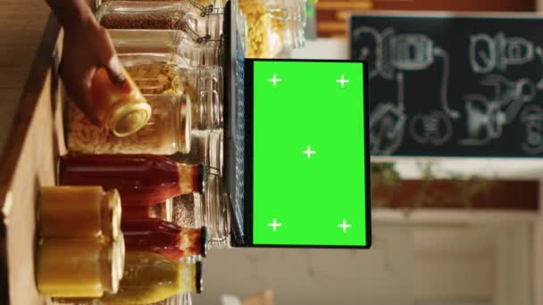 Pionowy Kupiec Video Woman Używa Zielonego Ekranu Laptopie Układa Produkty — Wideo stockowe