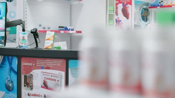 配药处有药包和药瓶 销售营养补充剂和其他药物 处方药 药瓶的零售店 — 图库视频影像