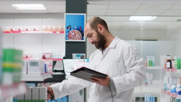 Аптечний Клерк Перевіряє Постачання Фармацевтичних Препаратів Проходах Скануючі Коробки Містять — стокове відео