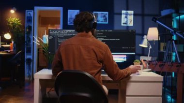 Daire ofisinden bilgi işlem destek işi yapan bir adam, kodlama yaparken bir fincan kahve içip müzik dinleyen bir adam. Sıcak çayın ve bilgisayardaki yazma kodunun keyfini çıkaran kulaklıklı geliştirici, B kamerasını kapat.