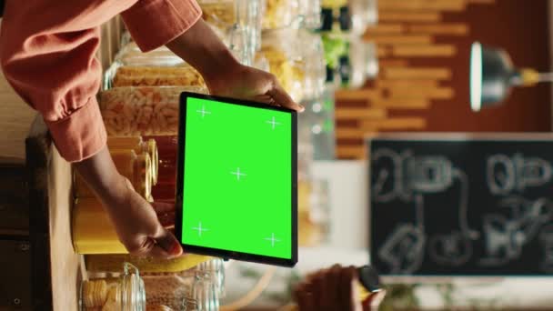 Verticale Video Afro Amerikaanse Vrouw Gebruikt Greenscreen Tablet Supermarkt Naast — Stockvideo