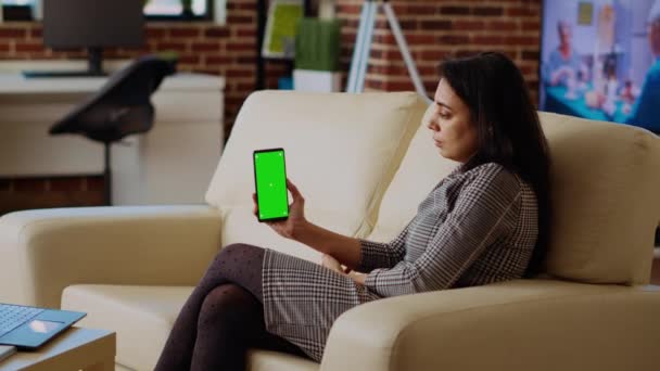 Persona Revisando Correos Electrónicos Teléfono Móvil Pantalla Verde Durante Trabajo — Vídeo de stock