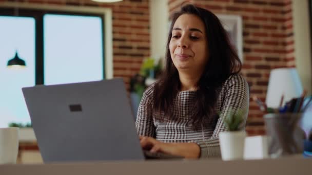 Bilgisayar Masasındayken Postalarını Kontrol Eden Gülümseyen Bir Telesekreter Portresi Bilgisayara — Stok video