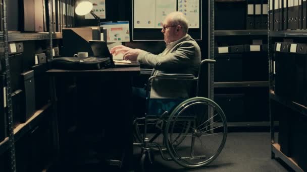 Paralyzovaný Vyšetřovatel Prověřuje Možné Viníky Shromažďuje Informace Starých Případů Které — Stock video