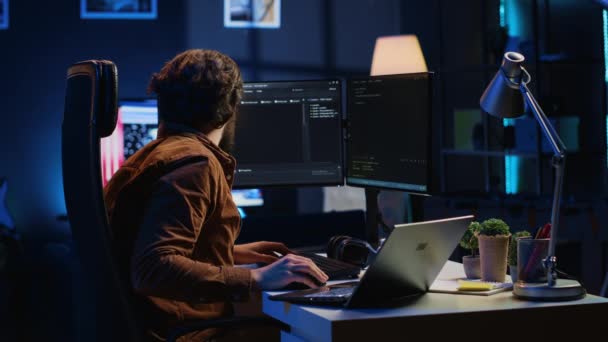 Programador Software Fadado Trabalhando Durante Noite Casa Fazendo Uma Pausa — Vídeo de Stock