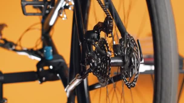 Close Engineer Using Screwdriver Hex Socket Wrench Secure Wheel Bike — Vídeo de Stock