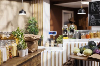 Plastik kullanımını en aza indirmek, sürdürülebilir bir yaşam tarzı için kirliliği azaltmak amacıyla boş sıfır atık dükkanında toplu olarak satılan ürünler. Bilinçli olarak yaşayan müşteriler tarafından satın alınmaya hazır organik vejetaryen kiler.