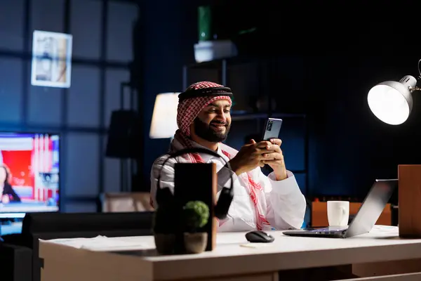 Ofisteki Müslüman Adam Internette Araştırma Yapmak Için Akıllı Telefon Kullanıyor — Stok fotoğraf