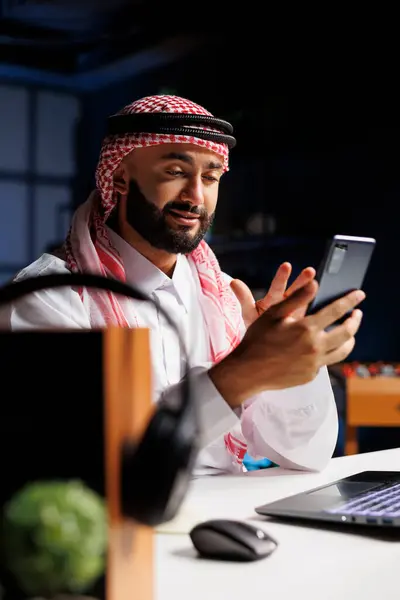 Bliskowschodni Przedsiębiorca Prowadzi Poważną Rozmowę Współpracownikiem Urządzeniu Mobilnym Swoim Biurze — Zdjęcie stockowe