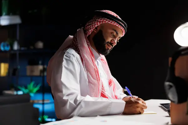 Seinem Schreibtisch Surft Ein Geschäftsmann Aus Der Arabischen Welt Gekonnt — Stockfoto
