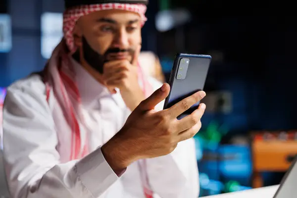 Zdrowy Arabski Biznesmen Korzystający Telefonu Komórkowego Przy Biurku Szczegółowy Obraz — Zdjęcie stockowe