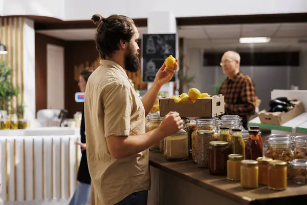 Hombre Tienda Residuos Cero Analizando Limones Asegurándose Que Son Cultivados —  Fotos de Stock