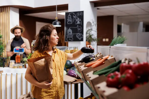 Mujer Tienda Residuos Cero Comprando Verduras Orgánicas Cultivadas Localmente Recogiendo —  Fotos de Stock