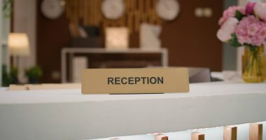 Şık kanepesi ve modern resepsiyonu olan boş, lüks bir otel salonu, güzel bir iç tasarım. Beş yıldızlı tatil yeri lobisi serin ışıklarla dekore edilmiş, lüks bir yer..