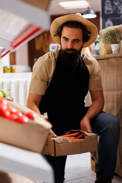 Trader Adding Crates Full Farm Grown Vegetables His Own Garden — Stock Photo, Image