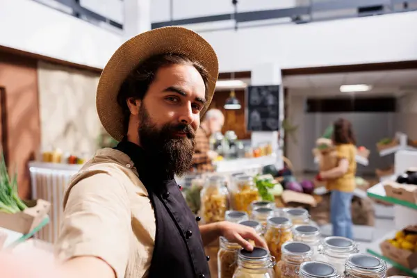 Lächelnder Zero Waste Shop Unternehmer Wirbt Mit Selfie Kamera Handy — Stockfoto