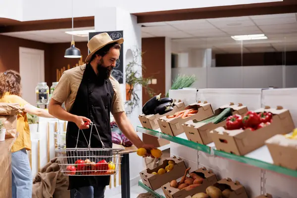 Vendedor Llenando Cajas Estantes Supermercados Cero Residuos Con Verduras Recién — Foto de Stock