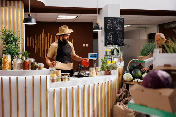 Zero Waste Shop Lagerist Der Kasse Mit Bio Gemüse Aus — Stockfoto