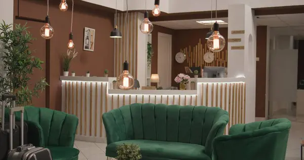 Tomma Hotellets Entré Lounge Med Lyxig Soffa Och Moderna Inomhus — Stockfoto