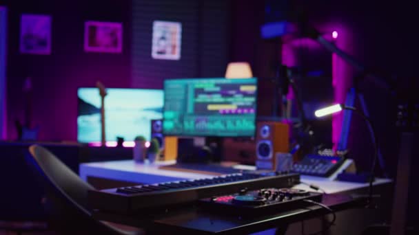 Prázdné Domácí Studio Naplněné Nahrávacími Mixážními Přístroji Elektronickými Přístroji Dow — Stock video