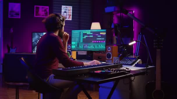 Audio Inženýr Dělá Nahrávání Relace Klavírní Klávesnicí Domácím Studiu Míchání — Stock video