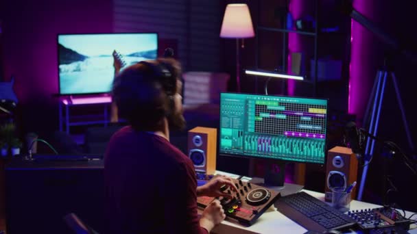 Ingeniero Sonido Sincronizando Pistas Vídeo Audio Estudio Casa Editando Técnicas — Vídeos de Stock