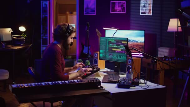 Μουσικός Μηχανικός Λειτουργεί Συσκευή Εγγραφής Στο Στούντιο Στο Σπίτι Που — Αρχείο Βίντεο
