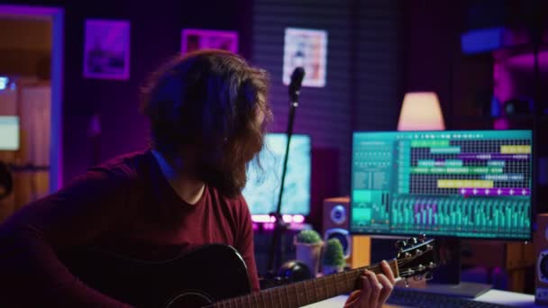 Gitar Çalan Eşitleyici Programı Kullanarak Müzik Yapan Genç Bir Söz — Stok video
