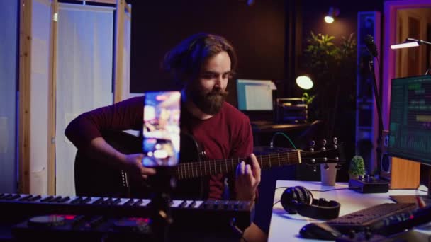 Artiste Enregistrant Maison Chantant Jouant Guitare Acoustique Filmant Vlog Sur — Video