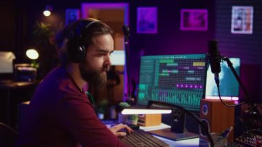 Ses mühendisi kayıt cihazlarını çalıştırıyor ve mükemmel notaları elde etmek için ses performanslarını denetliyor. Müzisyen besteci MIDI denetleyici ve karıştırma konsolu ile sesler üretiyor. Kamera B.