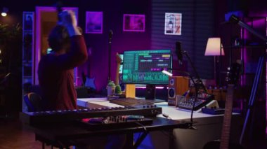 Evde müzik stüdyosunda daw yazılımı ve ekolayzır karıştırıcı ekipmanla çalışan ses mühendisi. Pop rock müziği karıştırma ve ustalaştırma, sinyal işleme konsepti. Kamera B.