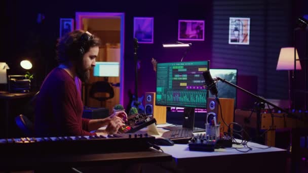 Ljudtekniker Skapar Ljudeffekter För Ett Nytt Soundtrack Spelar Låtar Elektroniskt — Stockvideo