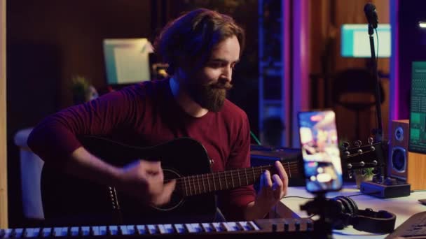 Artysta Nagrywa Się Domu Śpiewając Grając Gitarze Akustycznej Filmując Vlog — Wideo stockowe