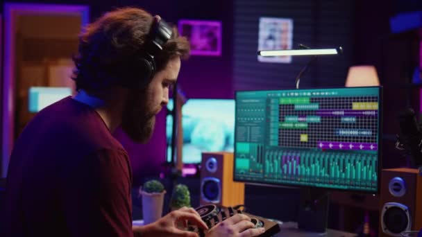 Ingeniero Audio Trabajando Con Banda Sonora Para Crear Los Sonidos — Vídeos de Stock