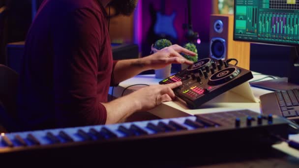 Ljudtekniker Spelar Pianotangentbord Instrumentanteckningar Och Sång Driver Mixerkonsol Med Förstärkare — Stockvideo