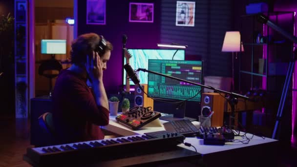 Producent Dźwięku Nagrywający Podkładowe Wokale Aby Dodać Utwory Domowym Studio — Wideo stockowe