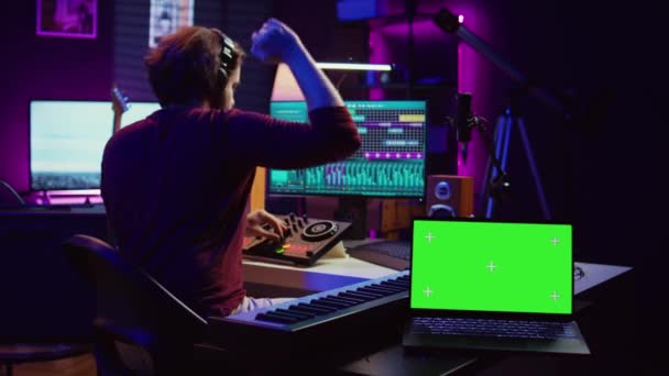 Muziekingenieur Bewerkt Audio Opnamen Mixconsole Daw Software Met Een Laptop — Stockvideo