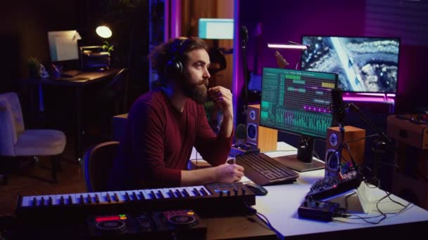 Artista Musicista Prendere Appunti Comporre Nuova Canzone Nel Suo Studio — Video Stock