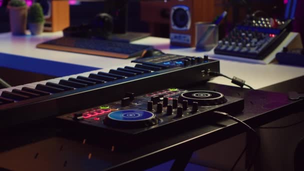 Puste Studio Domowe Wyposażone Konsolę Miksowania Soundboard Fortepian Inne Instrumenty — Wideo stockowe