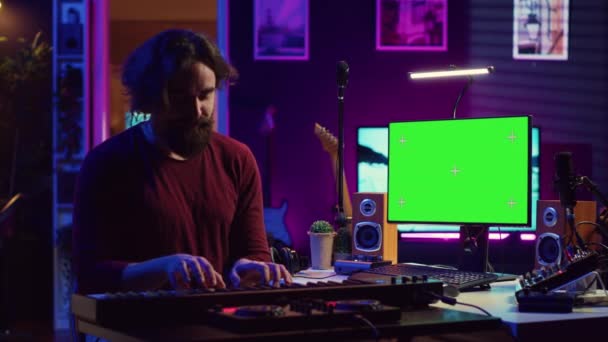 Sanatçı Stüdyosundaki Elektronik Piyano Klavyesinde Çalmayı Öğreniyor Yeşil Ekran Ekranlı — Stok video