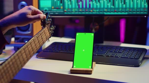 Artist Learning Tune His Acoustic Guitar App Tutorial Using Greenscreen — Stock Video