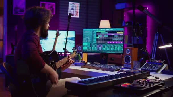 Musikalischer Interpret Nimmt Gitarrentöne Für Einen Neuen Track Heimstudio Soundboard — Stockvideo