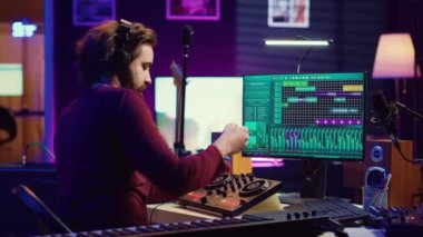 Müzik mühendisi ses kaydını düzenlemek ve ses efektlerini eklemek için usb çubuğunu kullanıyor, ayarlanmış ses düzeyleri. Sanatçı ses panosunda karıştırma ve ustalaşma tekniği yapıyor, piyano çalıyor. Kamera A.