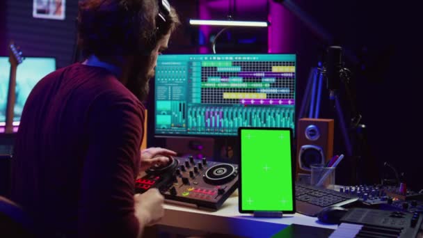 Musikproduzent Songwriter Mixt Melodien Auf Stereo Konsole Nimmt Sounds Neben — Stockvideo