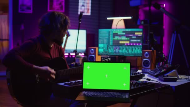 Gitarist Speelt Zijn Akoestische Instrument Naast Greenscreen Laptop Het Leren — Stockvideo