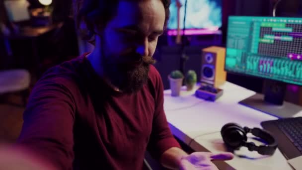 Stüdyosundaki Piyano Dersleri Için Synthesizer Çalan Müzisyen Pov Şarkıcı Şarkı — Stok video