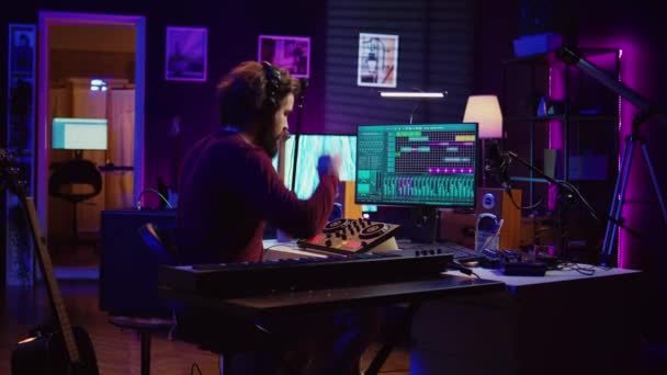 Аудіотехнік Змішує Опанує Пісні Програмному Забезпеченні Daw Створюючи Веселу Атмосферу — стокове відео