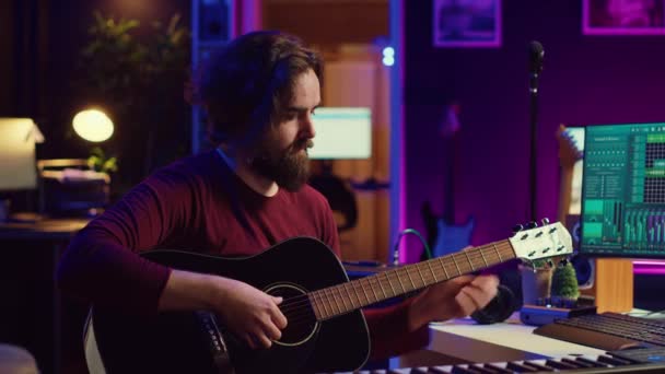 Μουσικός Προσπαθεί Συντονίσει Τον Ήχο Της Κιθάρας Του Στο Στούντιο — Αρχείο Βίντεο