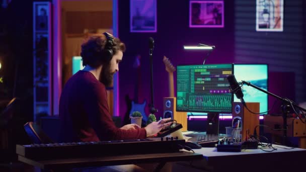 Müzisyen Elektronik Piyano Melodileri Kaydediyor Stüdyosunda Eğleniyor Sesi Yükseltmek Yüksek — Stok video